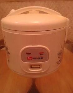 2 Rice Cookers, Non Stick Inner Pot, Excellent Working Condition