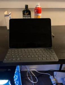 iPad Pro 11 inch (3rd Gen) w/ Smart Keyboard