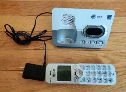 Like-new AT&T phone with answer machine