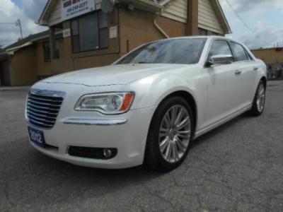 2012 Chrysler 300 C 5.7L HEMI Leather Panoramic Roof GPS Navigation ONLY 97,000Km $15,995+ taxes