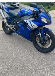 YAMAHA R1