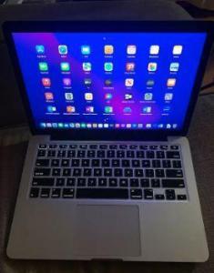 2015 MacBook Pro 13” very clean Strong Battery Case included