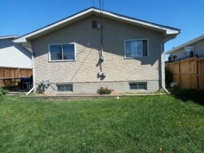 Like new 3 BR main level, near malls, HUGE PARKING !